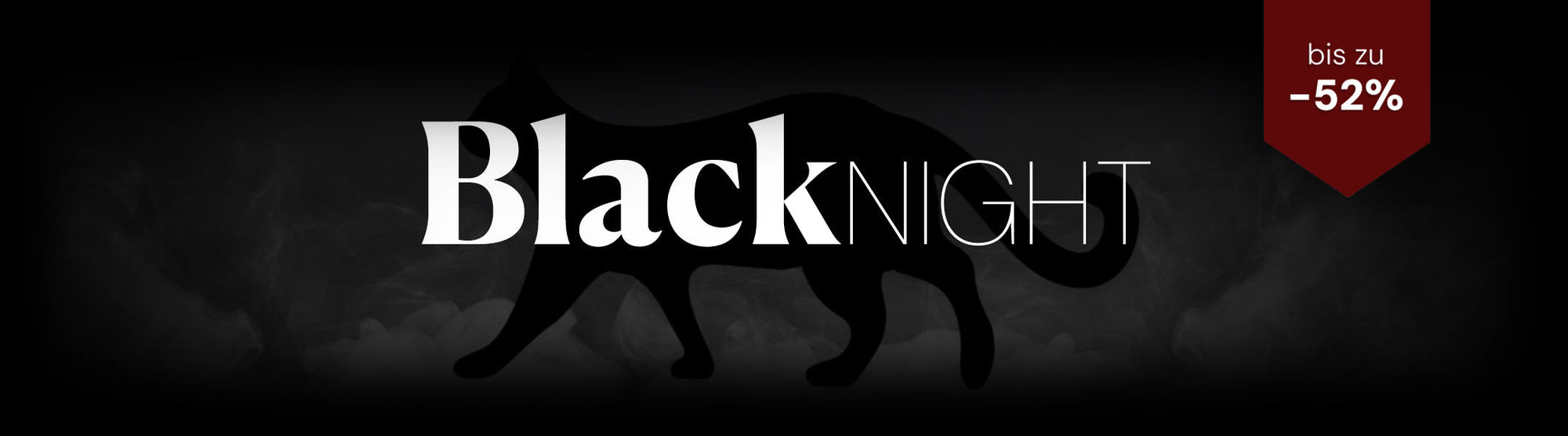 Schwarze Katze im Nebel mit der Aufschrift "Black Night" und einem roten Banner mit "bis zu -50%".