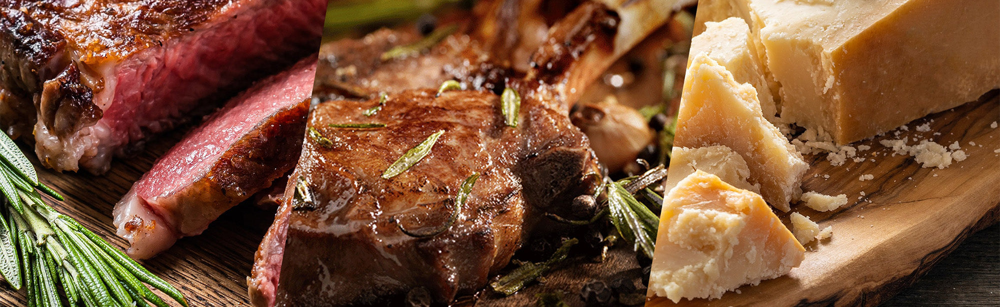 Gegrilltes Steak, Lammkoteletts und Parmesan auf einem Holzbrett mit Rosmarin garniert.