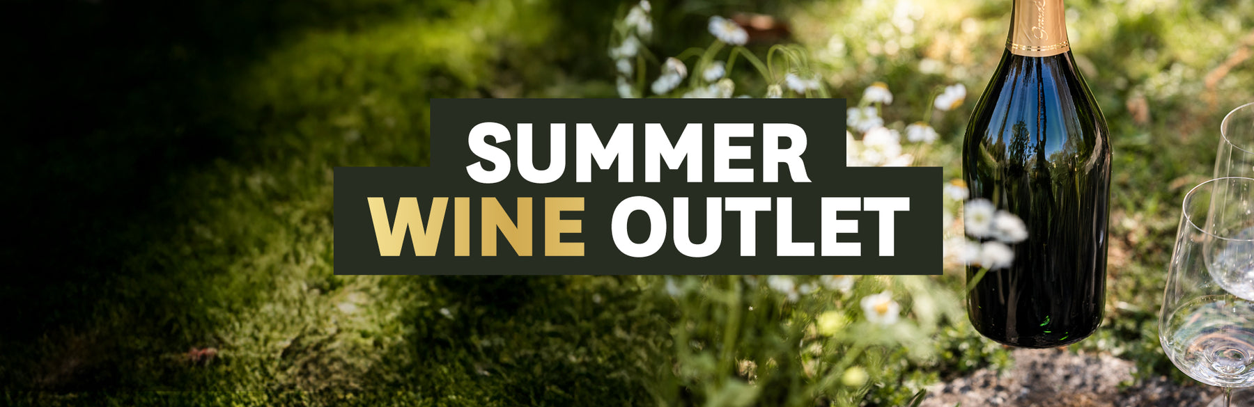 Eine Flasche Sekt und Gläser stehen auf einer Blumenwiese neben dem Text "Summer Wine Outlet".