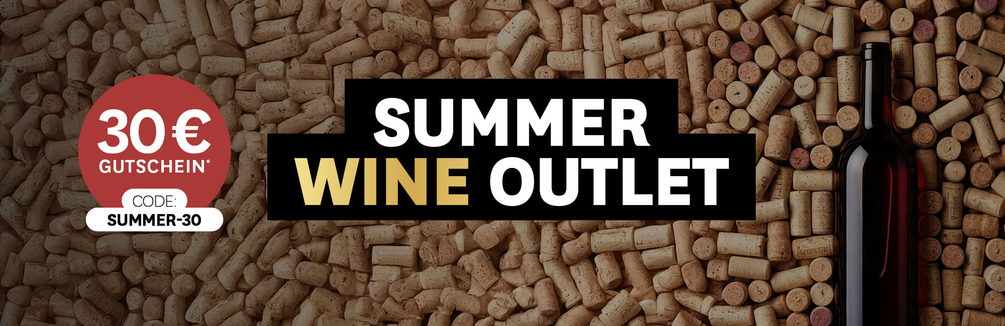 Schriftzug "Summer Wine Outlet" vor einer Flasche Wein und zwei Gläsern auf einer Wiese mit Blumen.