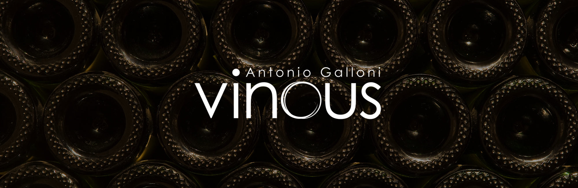 Nahaufnahme von Flaschenböden, darüber der Text "Antonio Galloni Vinous" in weißer Schrift.