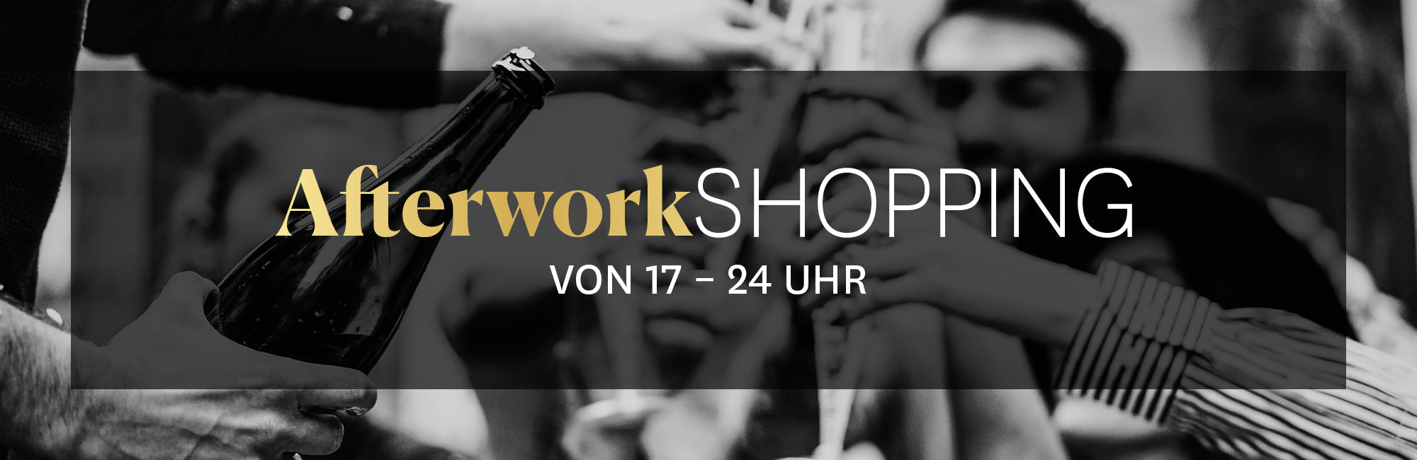 Schwarz-weißes Bild mit Text "Afterwork Shopping von 17:00 – 24:00 Uhr" und Menschen im Hintergrund, die anstoßen.