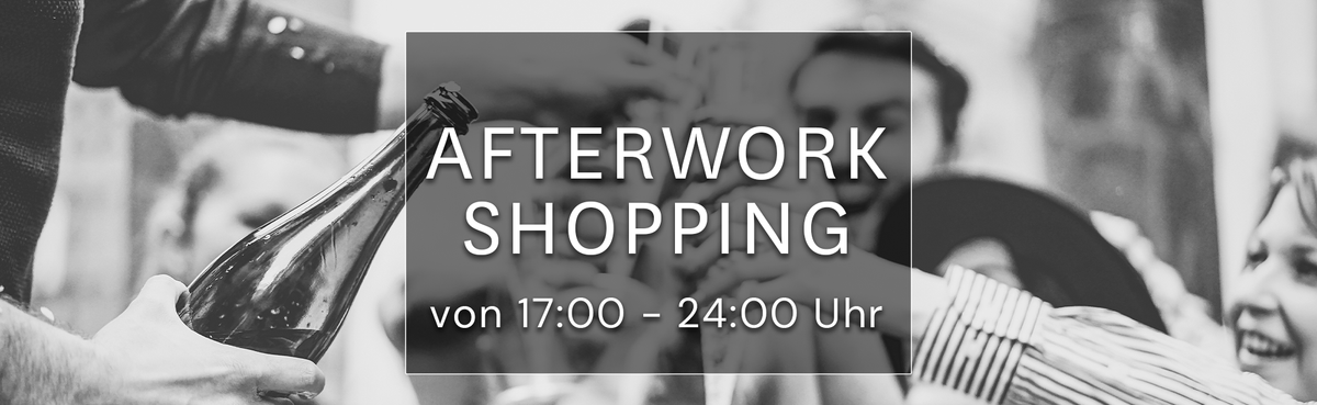 Schwarz-weiß-Bild von Menschen, die anstoßen. Text: "AFTERWORK SHOPPING von 17:00 - 24:00 Uhr" in der Mitte.
